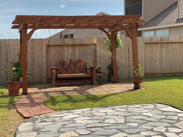Pergola en bois autoportee sur une terrasse en dalles de pierre