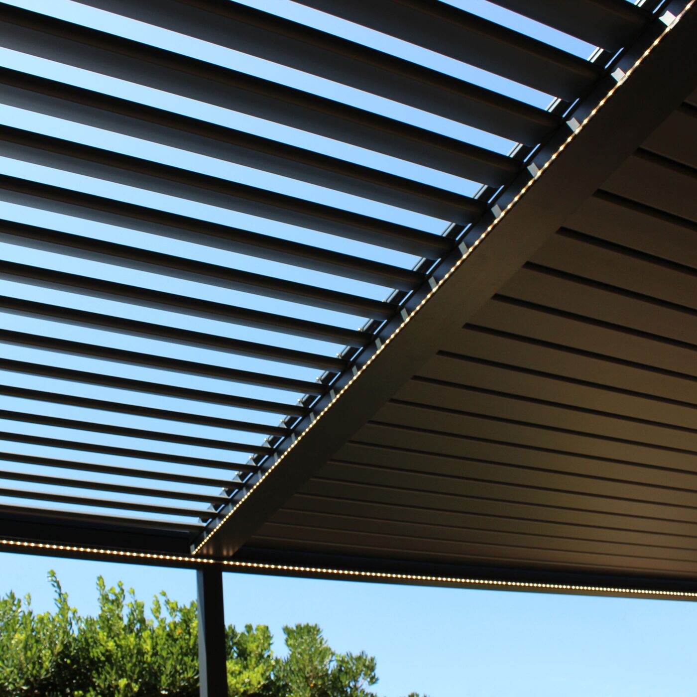 Lames orientables d'une pergola bioclimatique